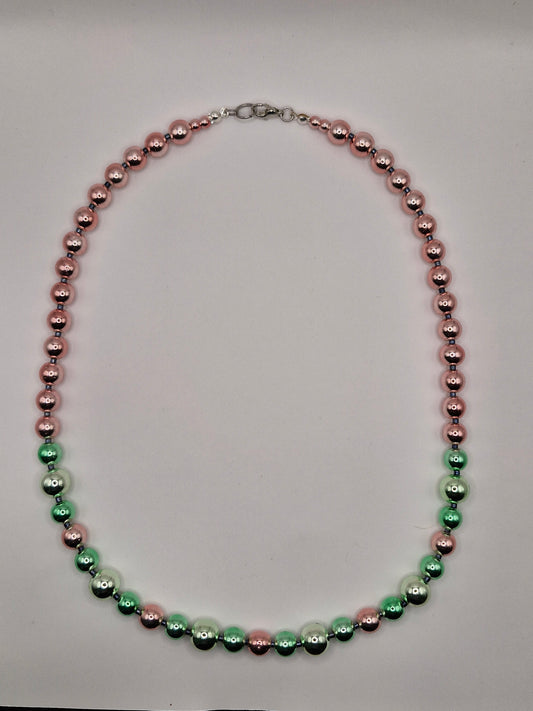 HEHKU - kaulakoru vaalenpunaisesta ja vihreästä Hematiitti kivestä 52cm