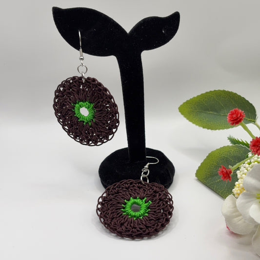 2 Ruskeat virkatut korvakorut nailonlangasta.