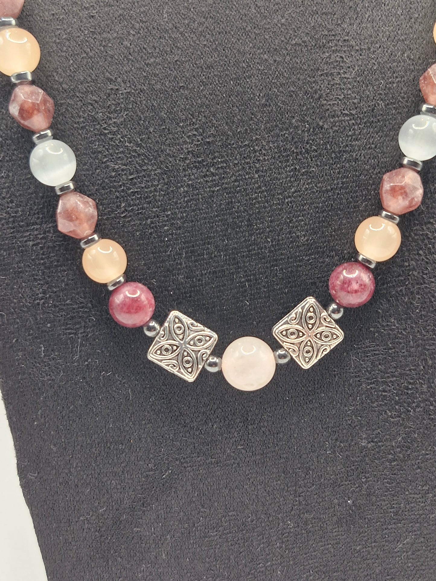 MAAHINEN - necklace made of natural stones 45cm