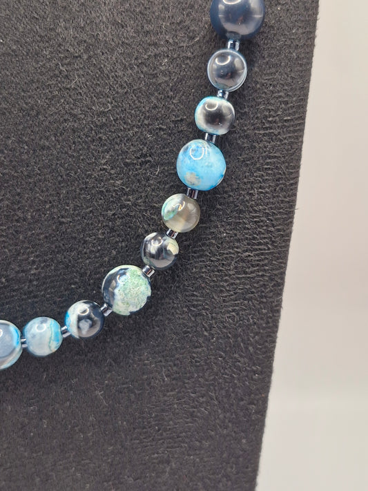 AKAATTI Kaulakoru 44cm - Käsinsolmittu Voimakivi Tasapainoon