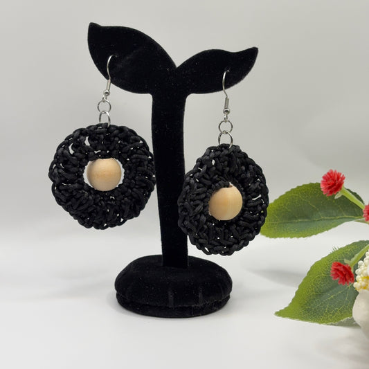 MUSTA - virkatut korvakorut nailonlangasta puuhelmillä