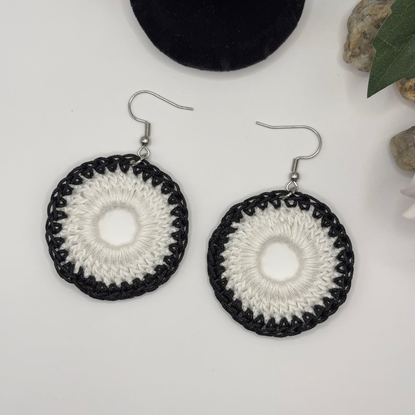 BLACK & WHITE - Virkatut Korvakorut Nailonlangasta
