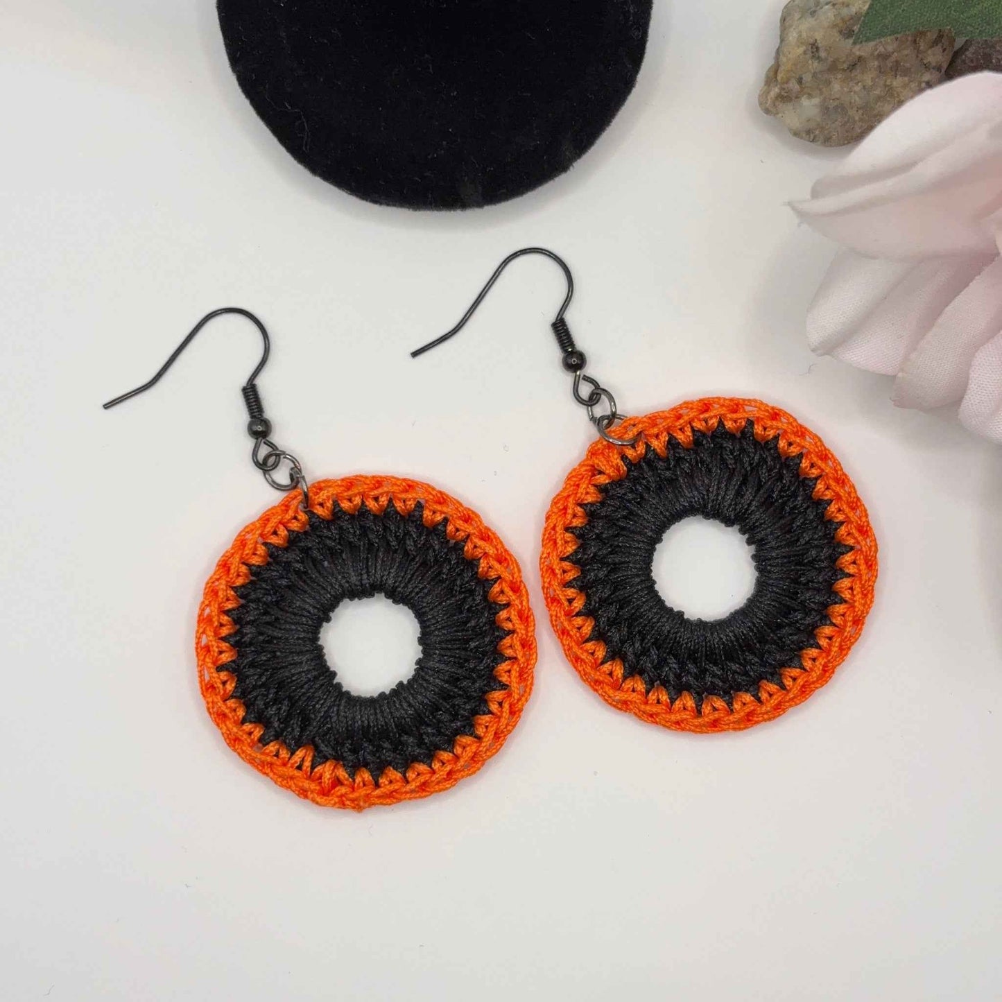 ORANGE & BLACK - Virkatut Korvakorut Nailonlangasta