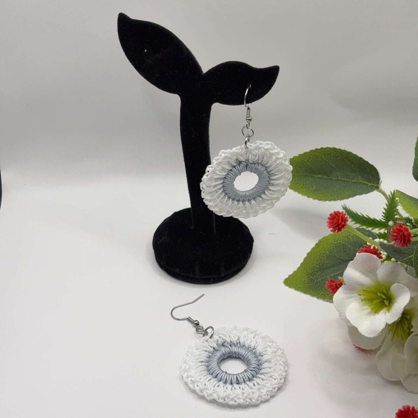 2 WHITE & GREY - virkatut korvakorut nailonlangasta