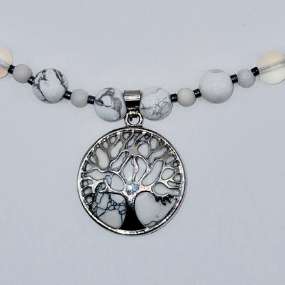 ELÄMÄNPUU - valkoinen kaulakoru Howliitti -kivestä 55cm