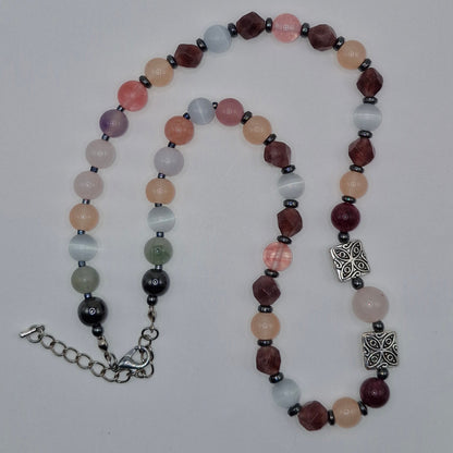 MAAHINEN - necklace made of natural stones 45cm