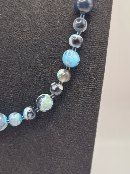 AKAATTI Kaulakoru 44cm - Käsinsolmittu Voimakivi Tasapainoon