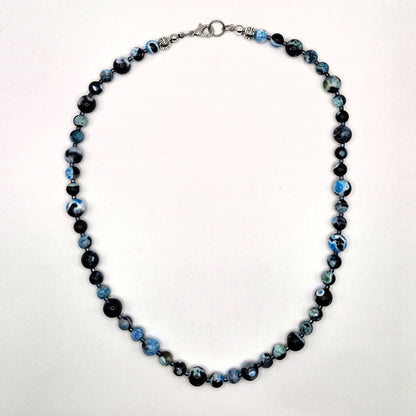 AKAATTI Kaulakoru 44cm - Käsinsolmittu Voimakivi Tasapainoon