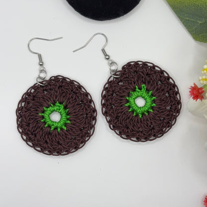 3 Ruskeat virkatut korvakorut nailonlangasta.
