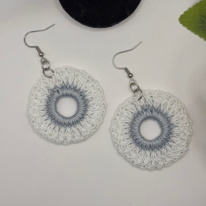 3 WHITE & GREY - virkatut korvakorut nailonlangasta