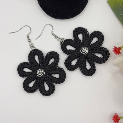 MUSTA KUKKA - virkatut korvakorut nailonlangasta akryylihelmellä