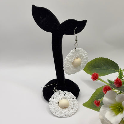 LUMI - virkatut korvakorut nailonlangasta puuhelmellä