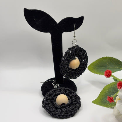 MUSTA - virkatut korvakorut nailonlangasta puuhelmillä