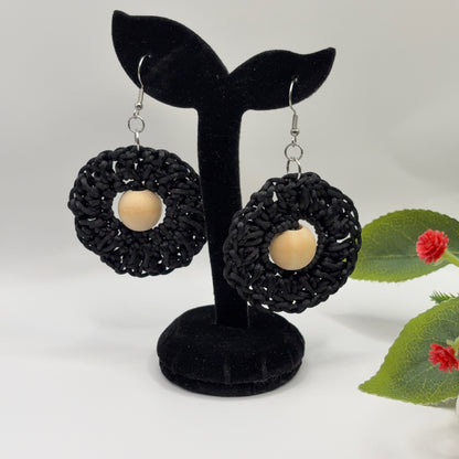 MUSTA - virkatut korvakorut nailonlangasta puuhelmillä