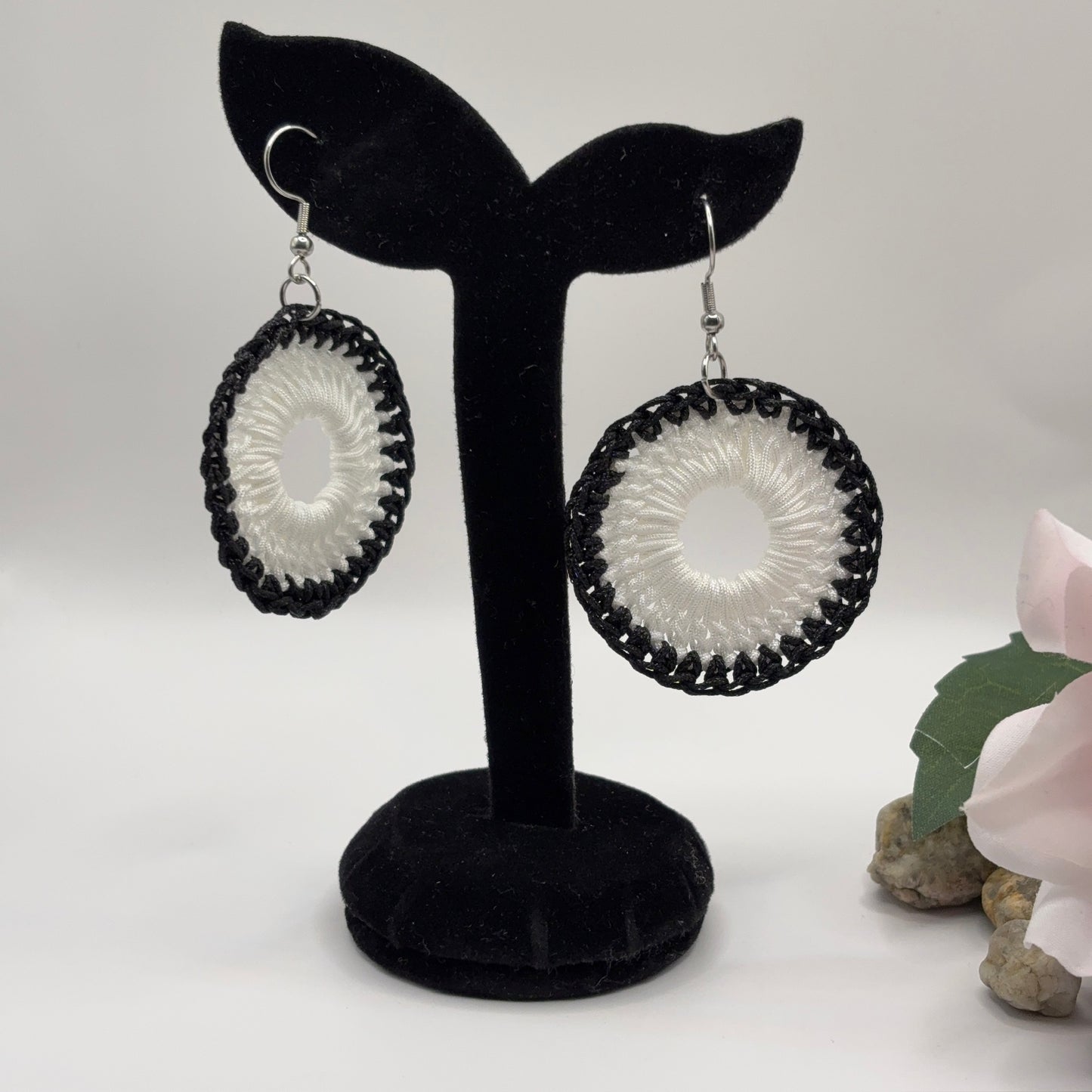 BLACK & WHITE - Virkatut Korvakorut Nailonlangasta