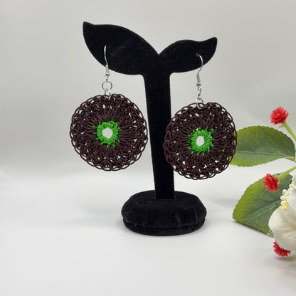 Ruskeat virkatut korvakorut nailonlangasta.